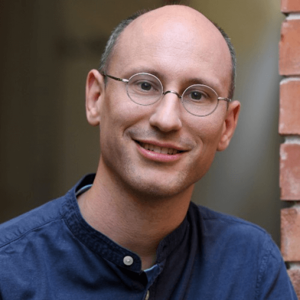 Peter Arvai headshot